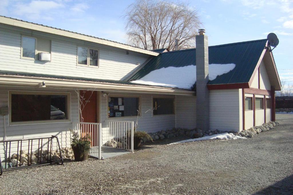 Ypc Fitness & Accomodations Invermere Extérieur photo