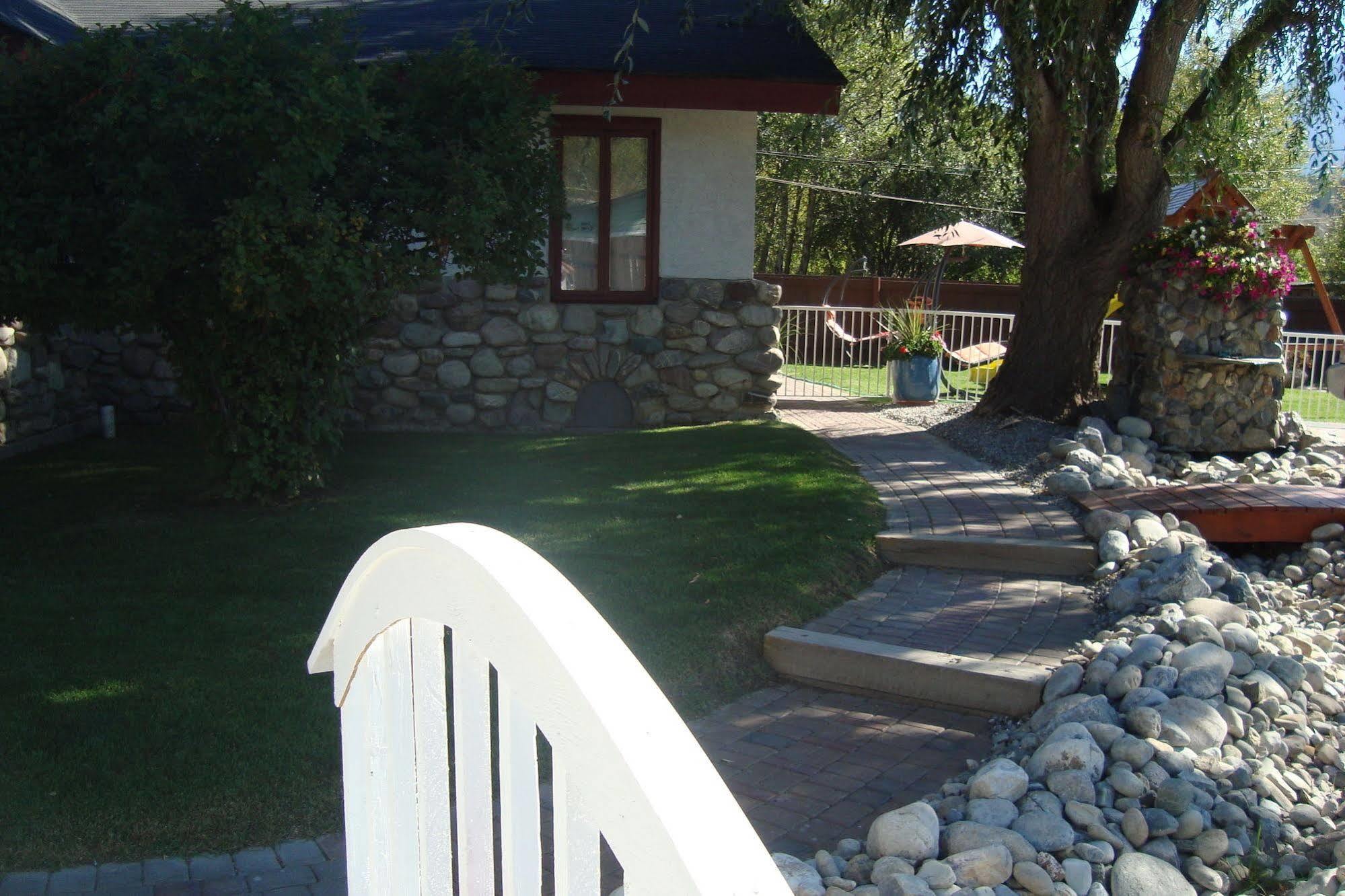 Ypc Fitness & Accomodations Invermere Extérieur photo