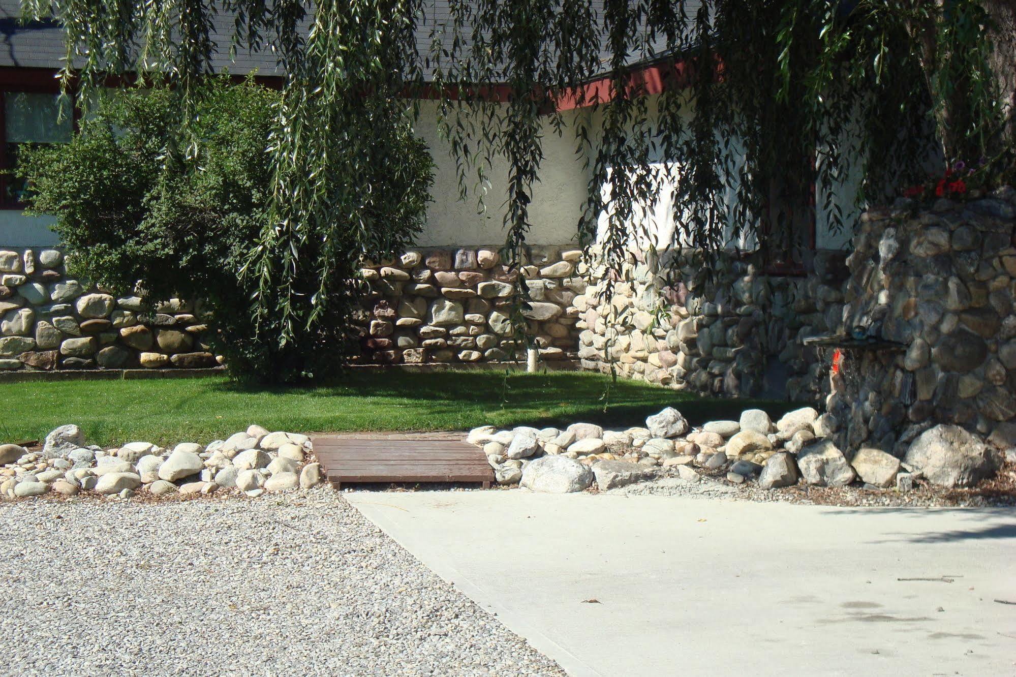 Ypc Fitness & Accomodations Invermere Extérieur photo